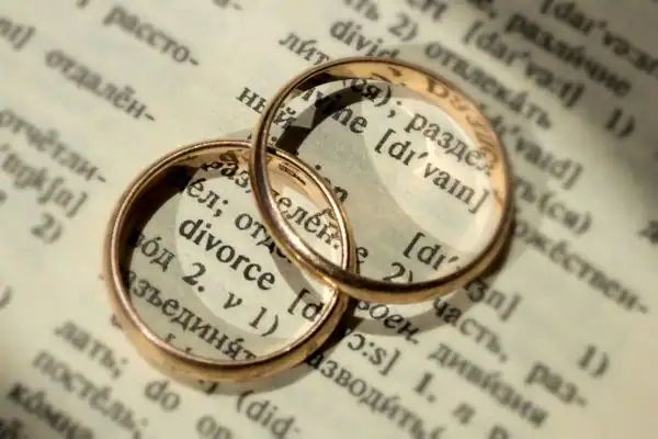 Image of rings removed before divorce mediation Eastleigh